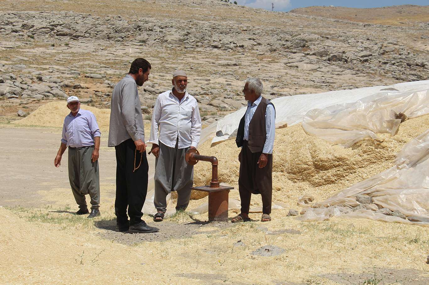 ​20 yıldır suya hasret kalan mahalle sakinleri yetkililere seslendi: Su sorunumuz çözülsün